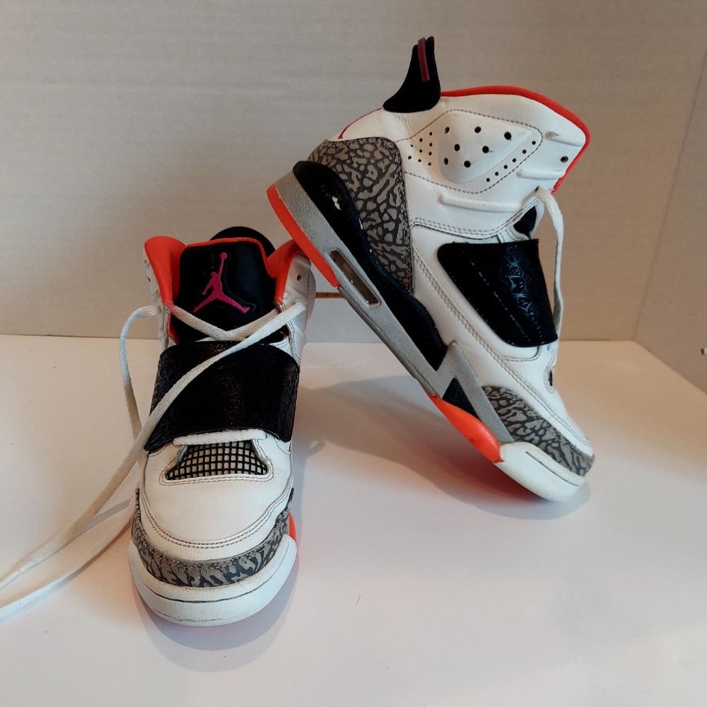 Air Jordan Son of Mars Hot Lava White/Fuchsia Black Wolf Gray 5.5 Y Sneaker